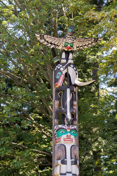 Totem pole in Vancouver shows complex imagery. — Stock Photo, Image