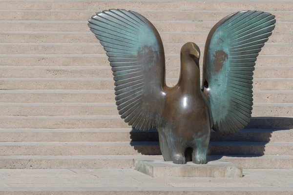 Estatua de bronce de pájaro de artista nativo de Nunavut . — Foto de Stock