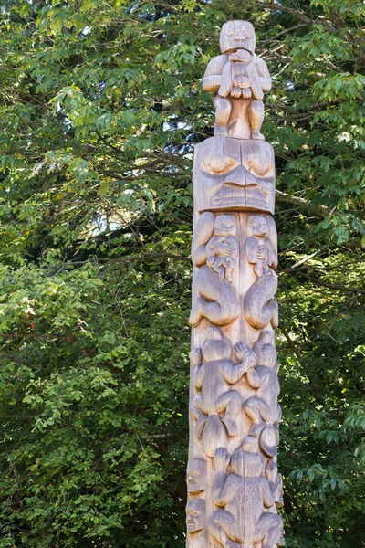 Plain wood totem pole in Vancouver. — Stock Photo, Image