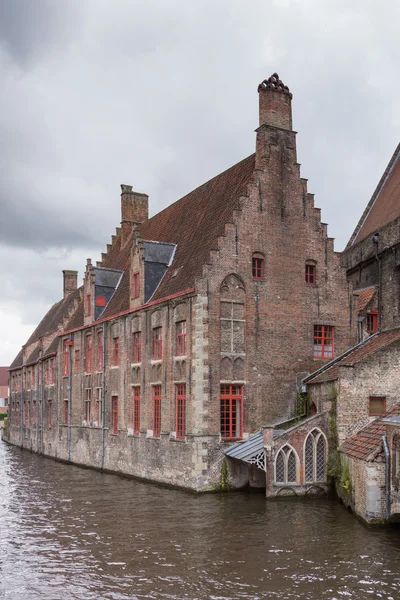 Oude Sint Jans ziekenhuis langs kanaal in Brugge. — Stockfoto