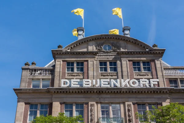 Facade of Bijenkorf luxurious department store. — Stock Photo, Image