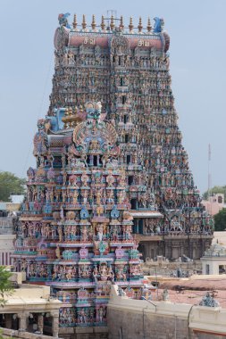 Vimanam Meenakshi Tapınağın arkasında Güney Gopuram.