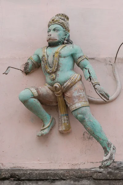 Beschadigde Lord Hanuman standbeeld in Madurai. — Stockfoto