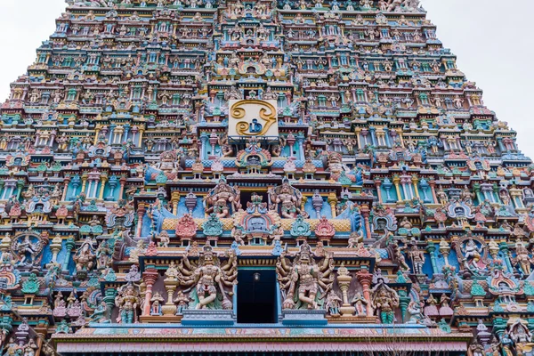 East Gopuram of Meenakshi Temple seen from street. — Stock Photo, Image