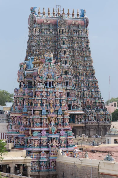 Südgopuram hinter dem Vimanam des Meenakshi-Tempels. — Stockfoto