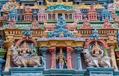 İki boğa, Shiva ve üç Meenakshi rakamı.