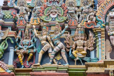 Lord Vishnu Narasimha olarak ve onun tavus kuşu üzerinde Lord Erdal.