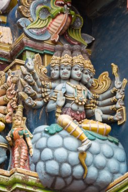 Çok başlı Lord Shiva yakın çekim.