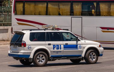 Valparaiso, Şili - 8 Aralık 2008: Soruşturma Dedektifi gümüş ve mavi aracın limana park edilmesi. Arkaplan olarak otobüsün kanadı.