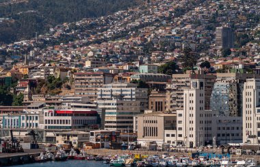 Valparaiso, Şili - 8 Aralık 2008: Limanın yukarısındaki tepe kanadı yoğun konut, konut ve apartmanlar, çok renkli, stilli ve kalitelidir. Limanda küçük balıkçı tekneleri var...