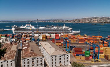 Valparaiso, Şili - 8 Aralık 2008: Büyük beyaz prenses yolcu gemisi konteynır limanına renkli konteynır yığınlarıyla kenetlendi. Mavi okyanus ve ufukta şehir manzarası.
