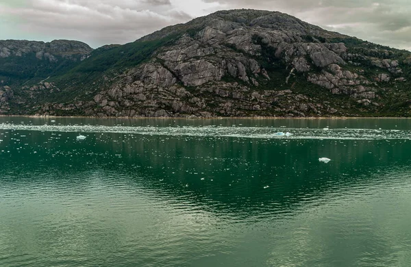 Sarmiento Channel Chile December 2008 Amalia Glacier 冰片漂浮在绿色融化的水中 在灰色的云雾中反射出巨大的黑色巨石 — 图库照片