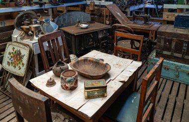 Riesco Adası, Şili - 12 Aralık 2008: Posada Estancia Rio Verde çalışma çiftliği. Ahşap masa, soba ve sandalyeli eski mutfak ve ev eşyaları koleksiyonu..