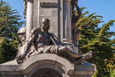Punta Arenas, Şili - 12 Aralık 2008: Ferdinand Macellan Heykeli. Detaylar, Patagonya adı altında yerli bir erkek olduğunu gösteriyor. Yeşil yapraklı gri taş üzerine bronz heykel.