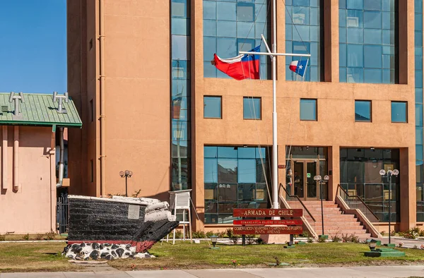 2008年 平成20年 12月12日チリ プンタ アレナス 薄茶色の石と青ガラスの海軍本部ビル前の旗 船の船首像 — ストック写真