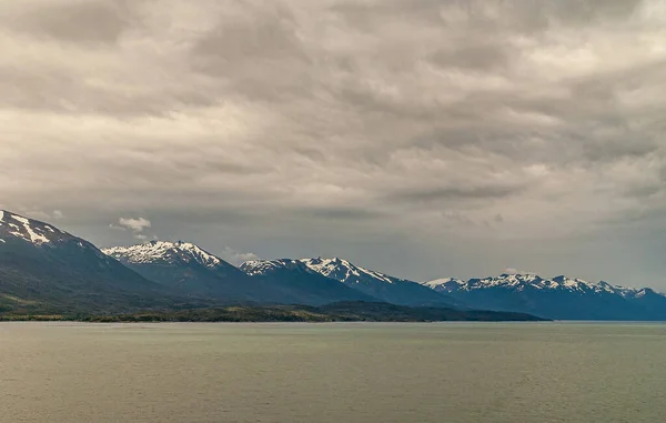 아르헨티나 티에라델 푸에고 2008 비글해협 갈색의 푸르른 뒤쪽에는 산맥이 펼쳐져 — 스톡 사진