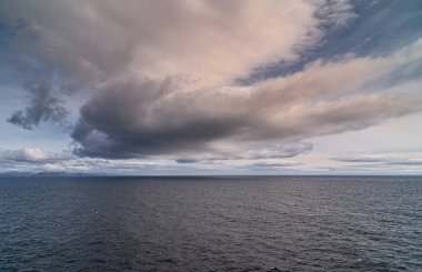 Horn Burnu, Wollaston Adaları, Şili - 14 Aralık 2008: Takımadanın doğu tarafında mavi benekli kahverengi bulutlar böylece Atlantik Okyanusu 'nun karanlık suları.