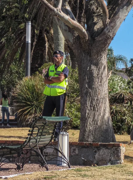 Montevideo Uruguay Aralık 2008 Sarı Yelekli Polis Memuru Alçak Duvarda — Stok fotoğraf