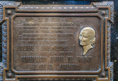 Buenos Aires, Arjantin 19 Aralık 2008 La Recoleta Mezarlığı. Duarte Ailesi mozolesinde Evita Peron için Union plaketinin kapanışı.