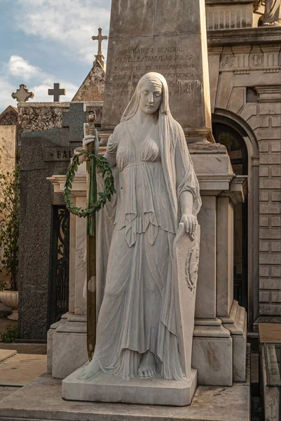 2008年12月19日 アルゼンチンのブエノスアイレス レコレタ墓地 ムグエル エスタニスラオ ソラー将軍の霊廟の前に剣像を持つ灰色の石の女性の閉鎖 — ストック写真