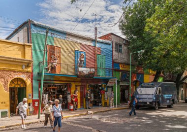 Buenos Aires, Arjantin 19 Aralık 2008, La Boca Mahallesi. Hediyelik eşya dükkanının renkli boyanmış ön cephesinde balkonda ve ön tarafta gerçek boyutta fahişelere benzeyen bebekler sergileniyor. Sokak görünümü.