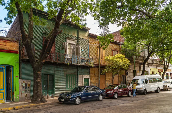 2008年12月19日 アルゼンチン ブエノスアイレス ボカ地区 段ボールのファサードを持つ家の典型的な通りが カラフルに駐車車や緑の葉を持ついくつかの木で塗装 — ストック写真