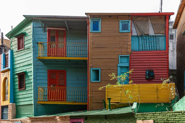 阿根廷布宜诺斯艾利斯 2008年12月19日 Boca街区 波纹门面漆成不同的颜色 窗框和门框在银色的天空下呈相反的色调 — 图库照片