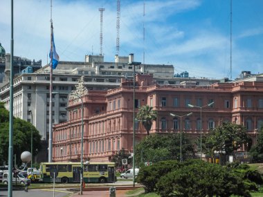 Buenos Aires, Arjantin - 19 Aralık 2008: Casa Rosada 'nın resmi konutuna veya başkanlık konağına yeşil yapraklı mavi bulutların altında yan görüş. 