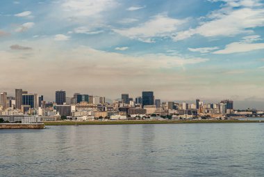 Rio de Janeiro, Brezilya - 22 Aralık 2008: Centro bölgesinin yüksek binaları mavi bulutların altında. Guanabara körfezi suyu önde..