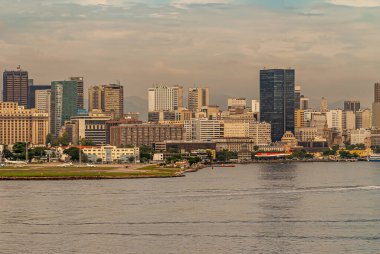 Rio de Janeiro, Brezilya - 22 Aralık 2008: Okyanus uçağı arkasında Centro bölgesinin yüksek binalarıyla havaalanına indi. Guanabara körfezi suyu önde..