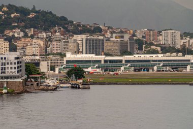 Rio de Janeiro, Brezilya - 22 Aralık 2008: Havaalanı alanı ve arkasında Centro bölgesinin yüksek binaları olan LATAM uçağı. Guanabara körfezi suyu önde..
