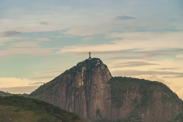 巴西里约热内卢 2008年12月22日 基督救世主雕像在绿树成荫的山顶上 青云笼罩下陡峭的悬崖峭壁 — 图库照片