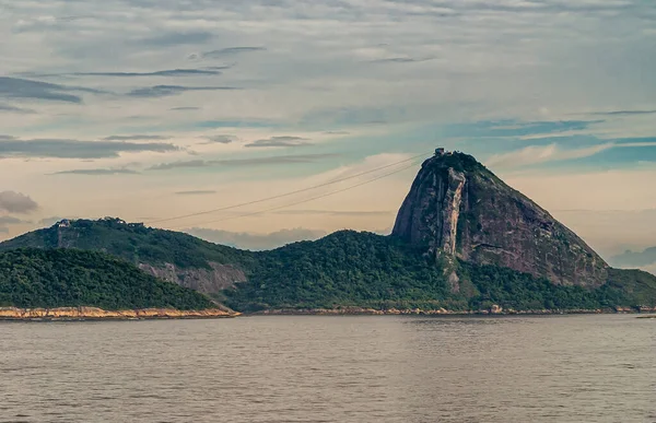 巴西里约热内卢 2008年12月22日 苏加洛夫山 前边有蓝色云彩和灰色海水下的缆车线 — 图库照片