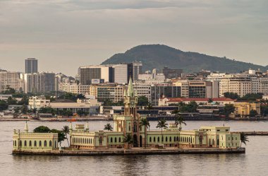 Rio de Janeiro, Brezilya - 22 Aralık 2008: El Centro ofis binalarının önündeki yeşil saray ve müze binasının kapatılması. Gümüş gökyüzü ve arkadaki ormanlı dağlar.