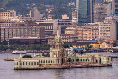 Rio de Janeiro, Brezilya - 22 Aralık 2008: El Centro ofis binalarının önündeki yeşil saray ve müze binasının kapatılması. Arka planda feribot ve istasyon.