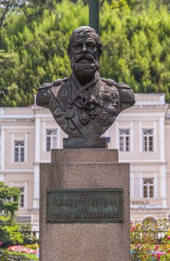 Petropolis, Brezilya - 23 Aralık 2008: Tarihi Almirante Barroso Brezilya Donanması liderinin büst heykelinin kapatılması. Arka plan olarak solmuş saray cephesi ve yeşil yeşillik.