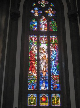 Petropolis, Brezilya - 23 Aralık 2008: Alcantara Aziz Peter Katedrali. İsa 'nın vaftiz edilişini gösteren renkli vitraylı pencereye yakın çekim.