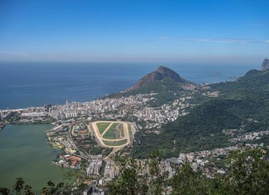 Rio de Janeiro, Brezilya - 24 Aralık 2008: Yeşil Lagoa Rodrigo de Freitas 'ın havadan görünüşü. Gavea ve Ipanema mahalleleri mavi gökyüzünün altında mavi okyanusa kadar. At yarışı pisti.
