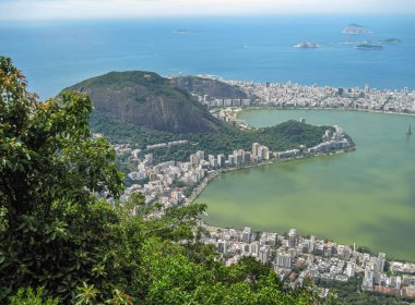 Rio de Janeiro, Brezilya - 24 Aralık 2008: Mavi okyanusa kadar uzanan yeşil Lagoa Rodrigo de Freitas ve Lagoa ve Ipanema mahallelerinin havadan görünüşü. Adalar ve Noel ağacı.