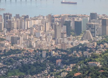 Rio de Janeiro, Brezilya - 24 Aralık 2008: Yüksek binaları ve piramitsel Metropolitan Katedrali ile Centro mahallesinin havadan görünüşü. Açık mavi körfez suyu ve yeşil yapraklar..