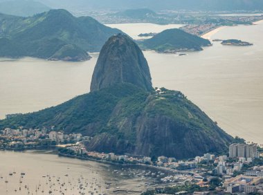 Rio de Janeiro, Brezilya - 24 Aralık 2008: Sugarloaf Dağı 'nın havadan görünüşü ve Praia da Urca Mahallesi ile körfezin girişi.