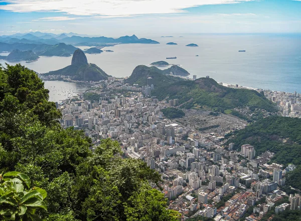 Rio de Janeiro, Brezilya - 24 Aralık 2008: Humaita ve Botafogo mahalleleri ile birlikte adalı gri okyanusa kadar şekerleme dağının havadan görünüşü. Şehrin doğusundaki dağlar körfezin karşısında..