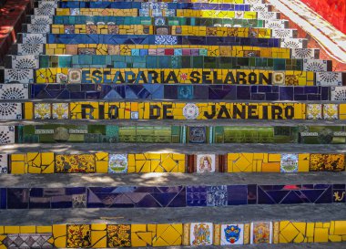 Rio de Janeiro, Brezilya - 24 Aralık 2008: Escadaria Selaron. Renkli adımların ayrıntıları mozaik kenarlarda resimler, sarı ve mavi baskın renkler.