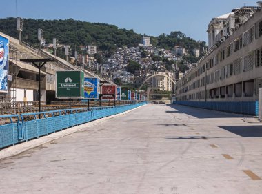 Rio de Janeiro Brezilya - 24 Aralık 2008: Stadyum koltuklu Sambadrome artık mavi gökyüzünün altında boştur. Reklam panoları ve arkadaki yeşil dağ yamacında evler..
