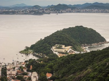 Rio de Janeiro, Brezilya - 25 Aralık 2008: Noel günü. Centro de Capacitacao Fisica do Exercito Yuellow binası, askeri at biniciliği okulu. Yeşil dağlar ve Niteroinin ufuk çizgisi. 