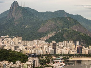 Rio de Janeiro, Brezilya - 25 Aralık 2008: Noel günü. Botafogo mahallesindeki yüksek binalar, kumsalın bir kısmı ve yat limanı. Arkadaki yüksek orman dağları. Gökyüzü yüzme havuzu.