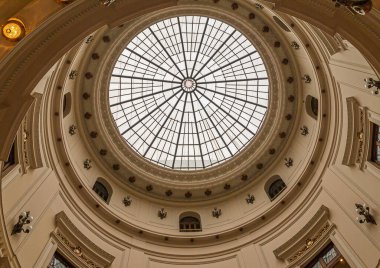 Rio de Janeiro, Brezilya - 26 Aralık 2008: El Centro bölgesi. Centro Cultural Banco do Brasil 'in kubbesine bakıyorum. Cam ve kahverengi duvarlar arasından ışık..