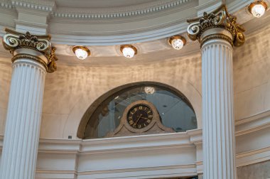 Rio de Janeiro, Brezilya - 26 Aralık 2008: El Centro bölgesi. Centro Cultural Banco do Brasil 'deki beyaz sütunlar ve siyah altın saat.. 
