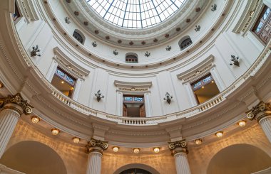 Rio de Janeiro, Brezilya - 26 Aralık 2008: El Centro bölgesi. Centro Cultural Banco do Brasil 'in kubbesine bakıyorum. Camdan ve beyaz boyalı duvarlardan.