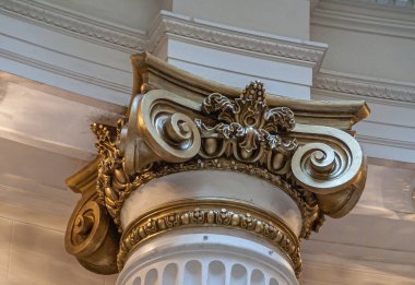 Rio de Janeiro, Brezilya - 26 Aralık 2008: El Centro bölgesi. Centro Cultural Banco do Brasil 'de altın tacın beyaz sütuna yakın çekimi. 